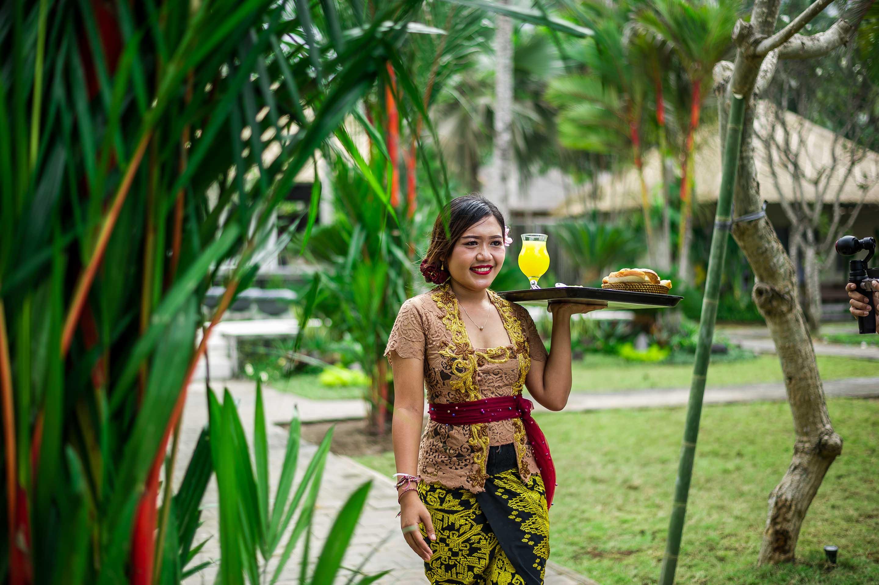 Nirwana Beach & Resort Candidasa Dış mekan fotoğraf A waitress in Bali