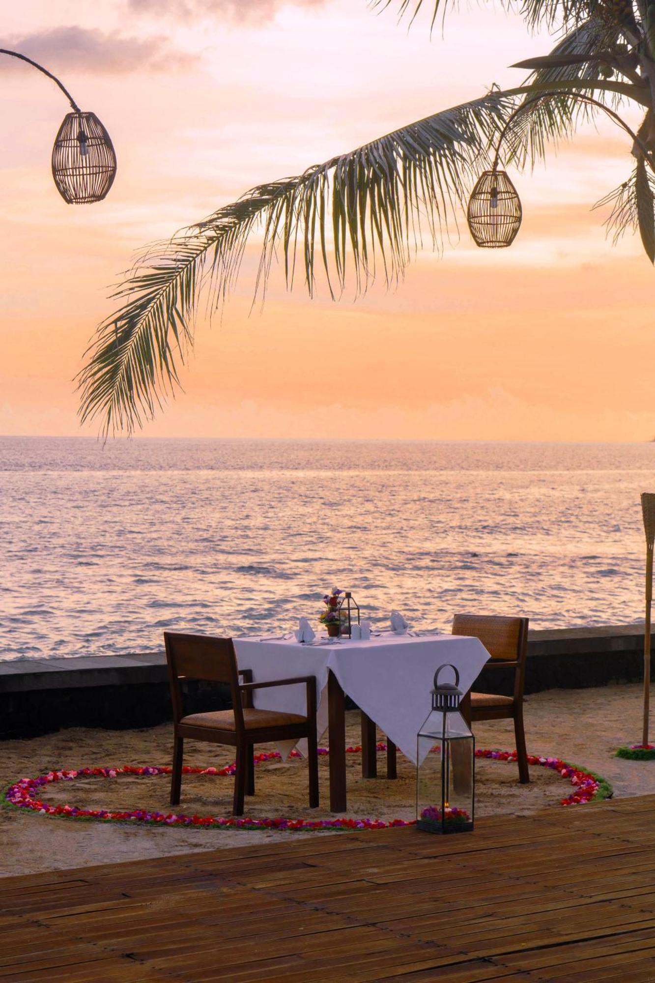 Nirwana Beach & Resort Candidasa Dış mekan fotoğraf Sunset at the beach