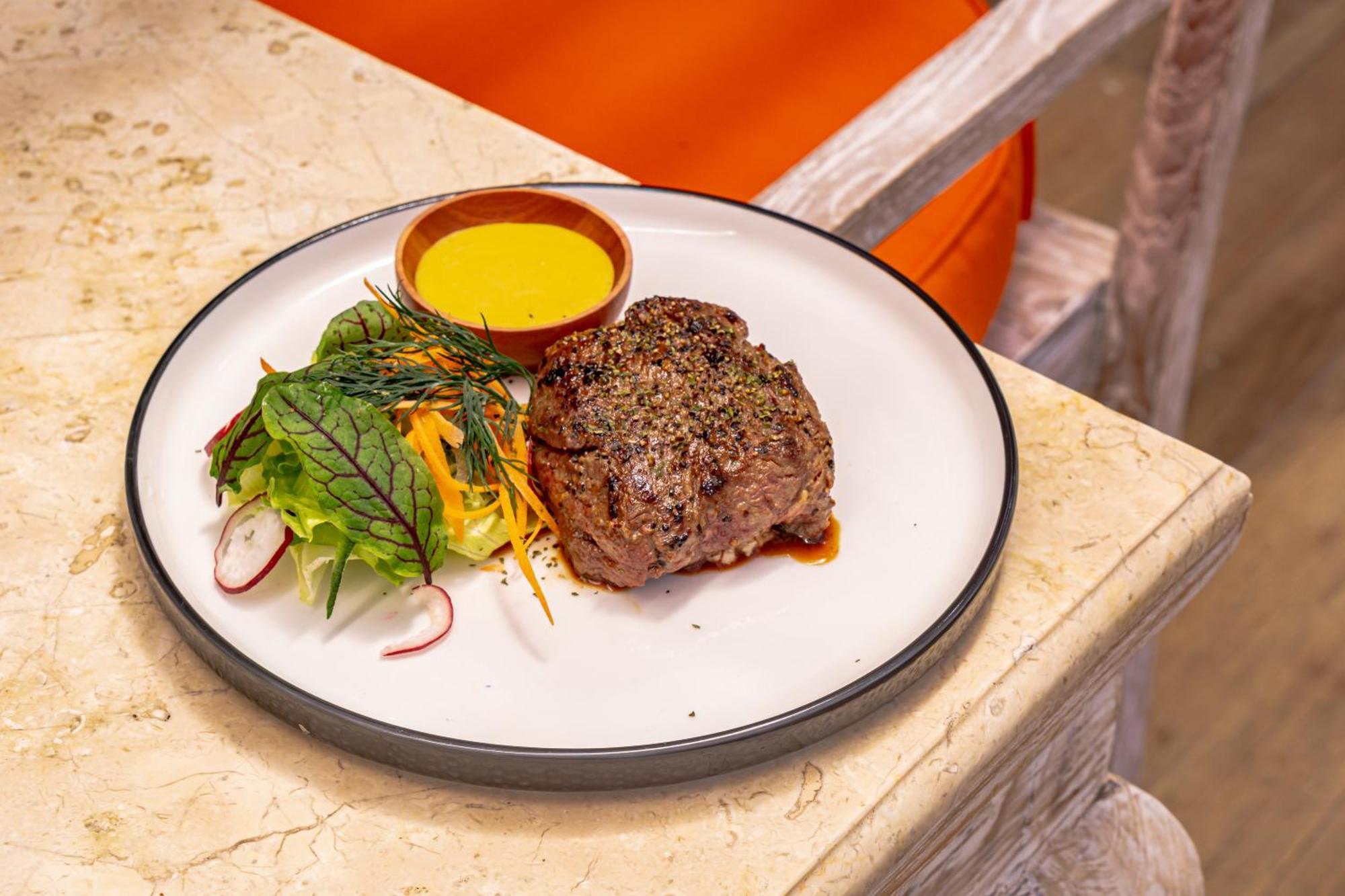 Nirwana Beach & Resort Candidasa Dış mekan fotoğraf A steak prepared at the restaurant