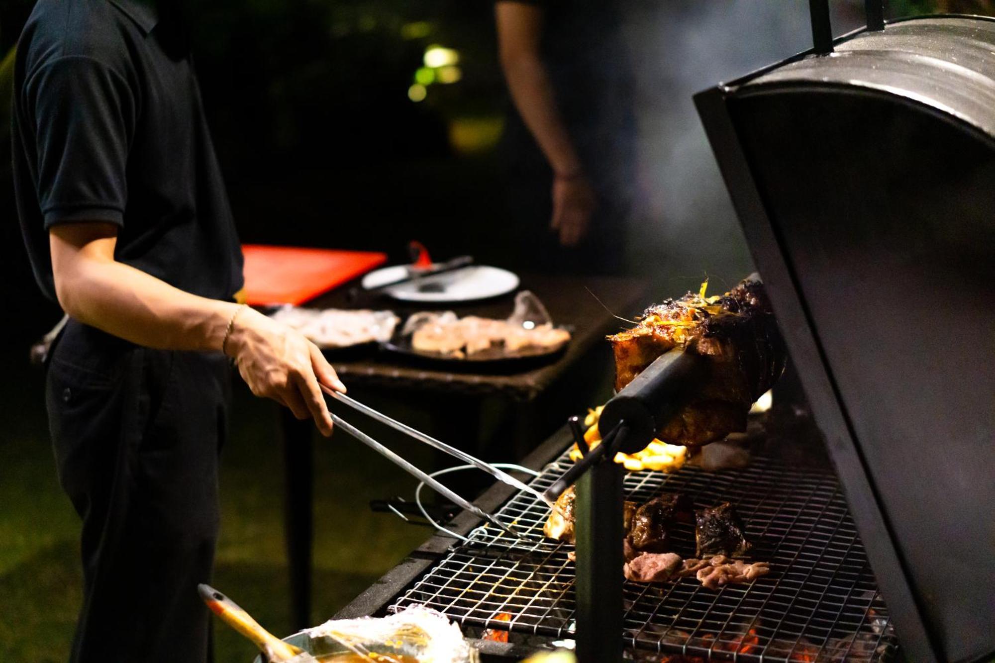 Nirwana Beach & Resort Candidasa Dış mekan fotoğraf A barbecue