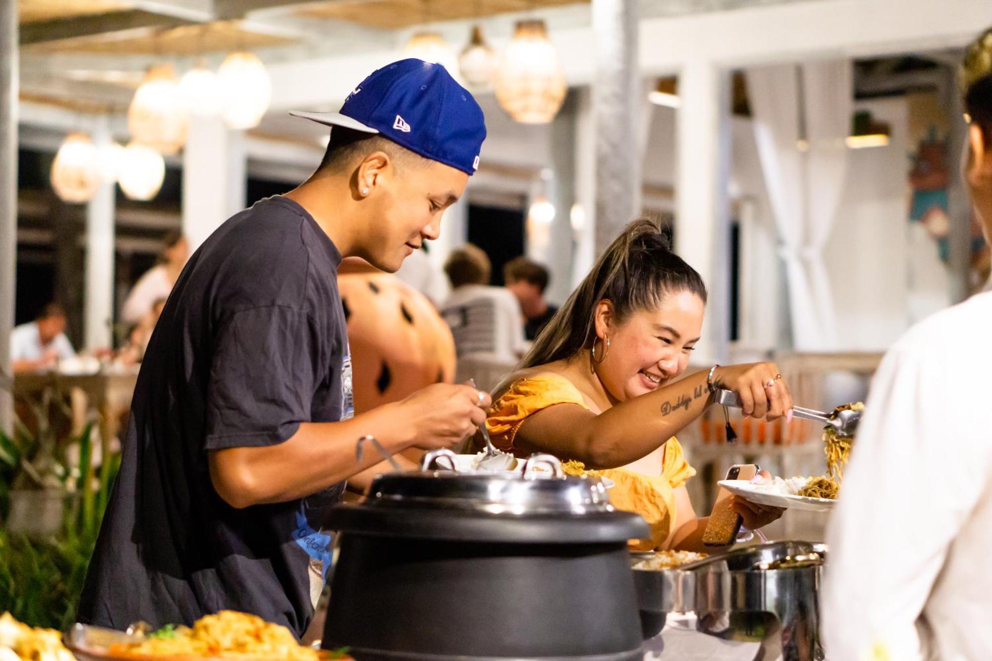 Nirwana Beach & Resort Candidasa Dış mekan fotoğraf Thai people eating at a buffet